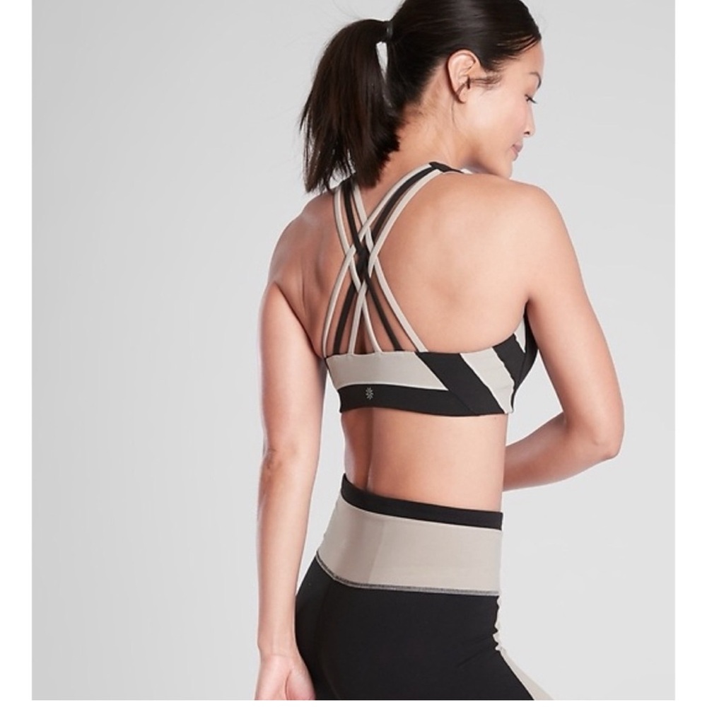 Athleta Hyper Focused Chroma Sports Bra Large Black Strappy
Criss Cross Back - Picture 3 of 6
